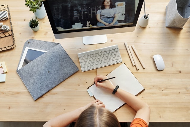 Kind in front of computer